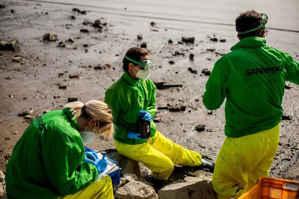óbudai gázgyár vízmintavétel 2023 10 10 greenpeace dörgő zsuzsi